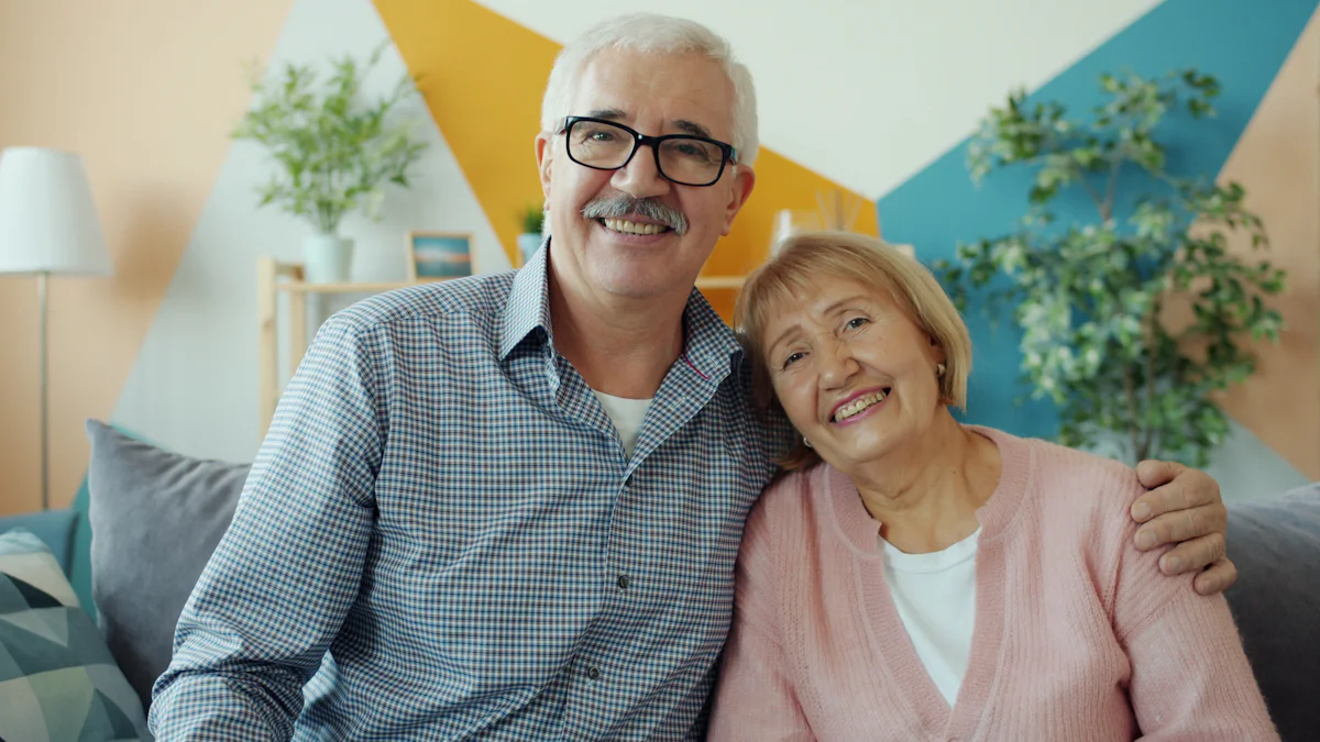 Un couple de seniors souriant dans son salon